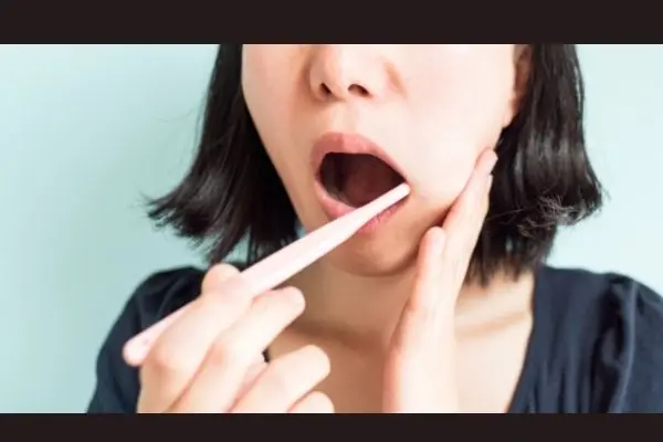 Mengatasi Bau Mulut Tak Sedap dengan sikat gigi
