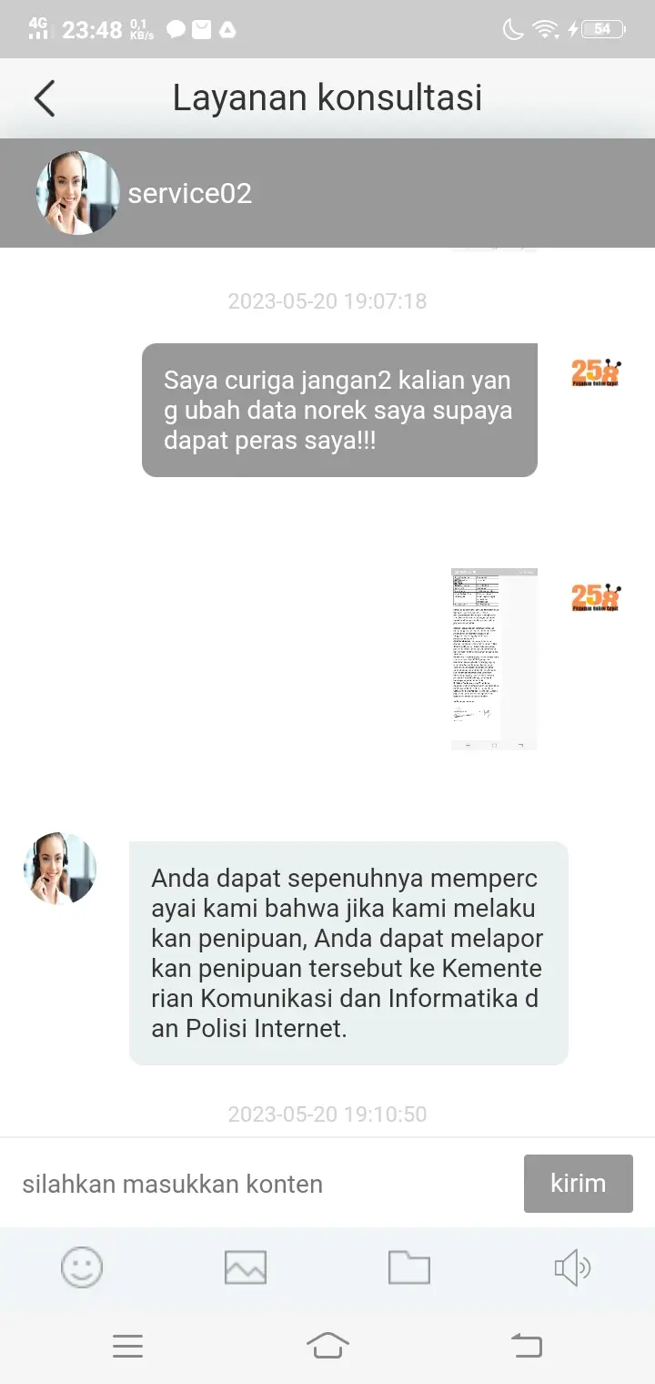 Screenshot hasil percakapan antara ibu SR dengan CS pinjol ilegal